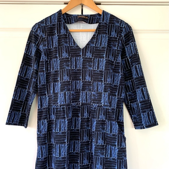 J. McLaughlin Sz M Printed Catalina Cloth Dress V Neck 3/4 Sleeve Black Blue - Picture 2 of 7